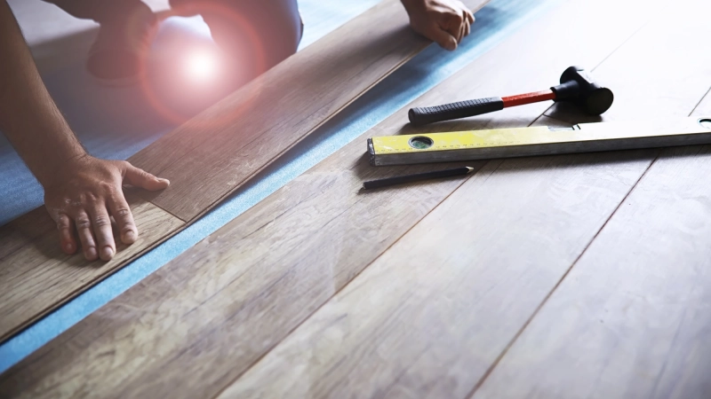 Jak krok po kroku układać panele podłogowe, aby uniknąć