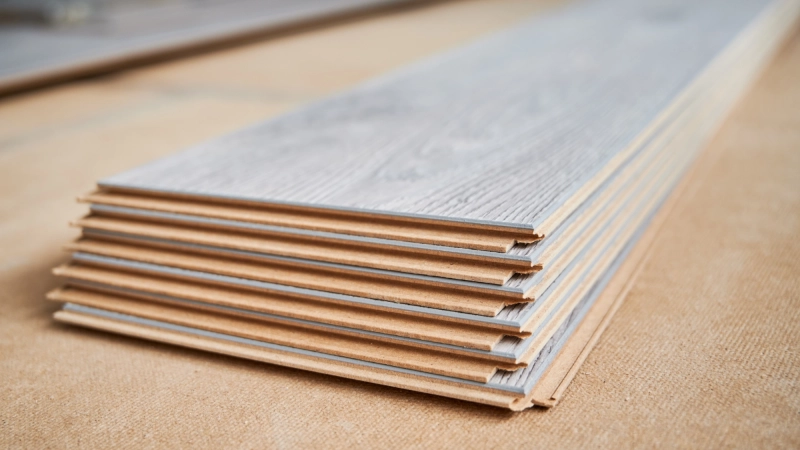 Jak krok po kroku układać panele podłogowe, aby uniknąć